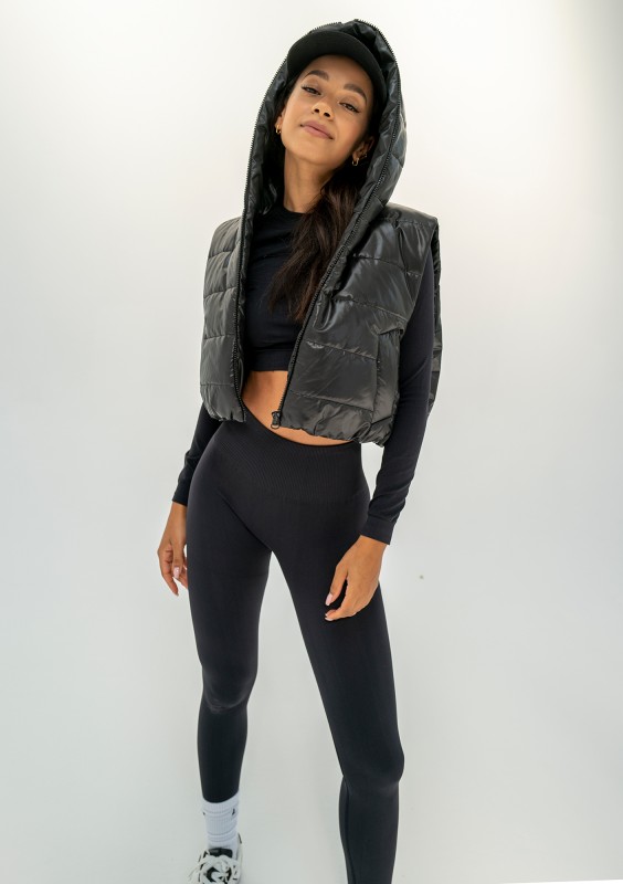 Ezzy - Short black quilted sleeveless jacket