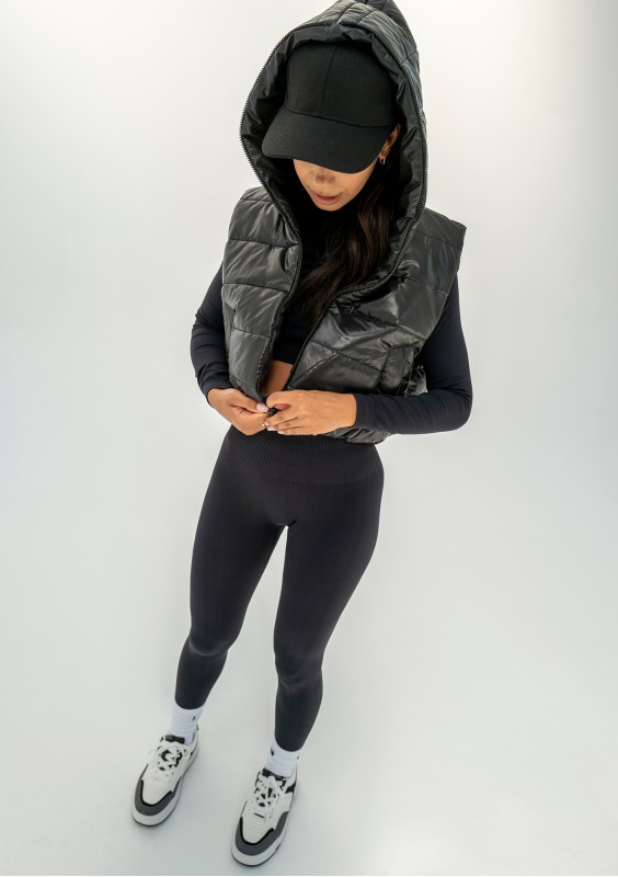 Ezzy - Short black quilted sleeveless jacket