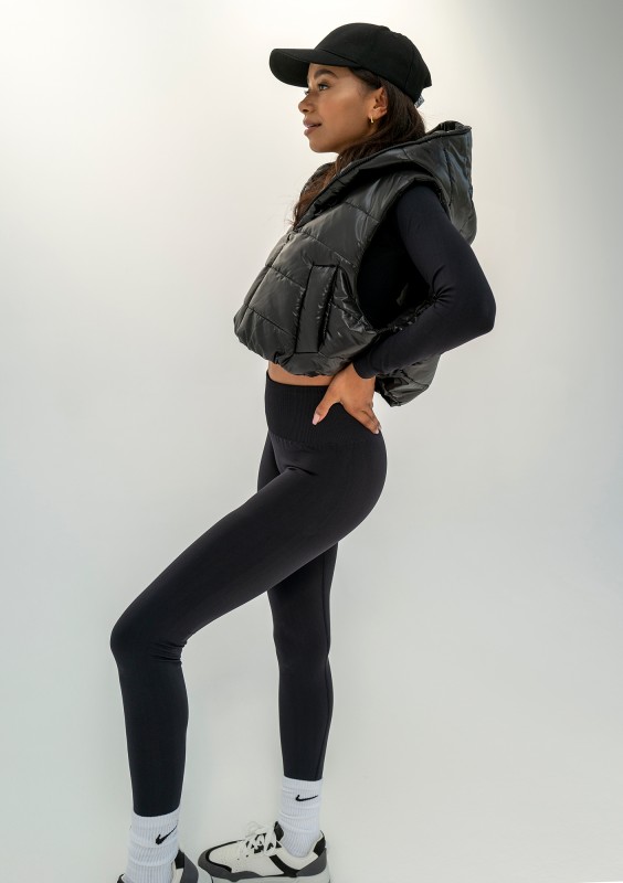 Ezzy - Short black quilted sleeveless jacket