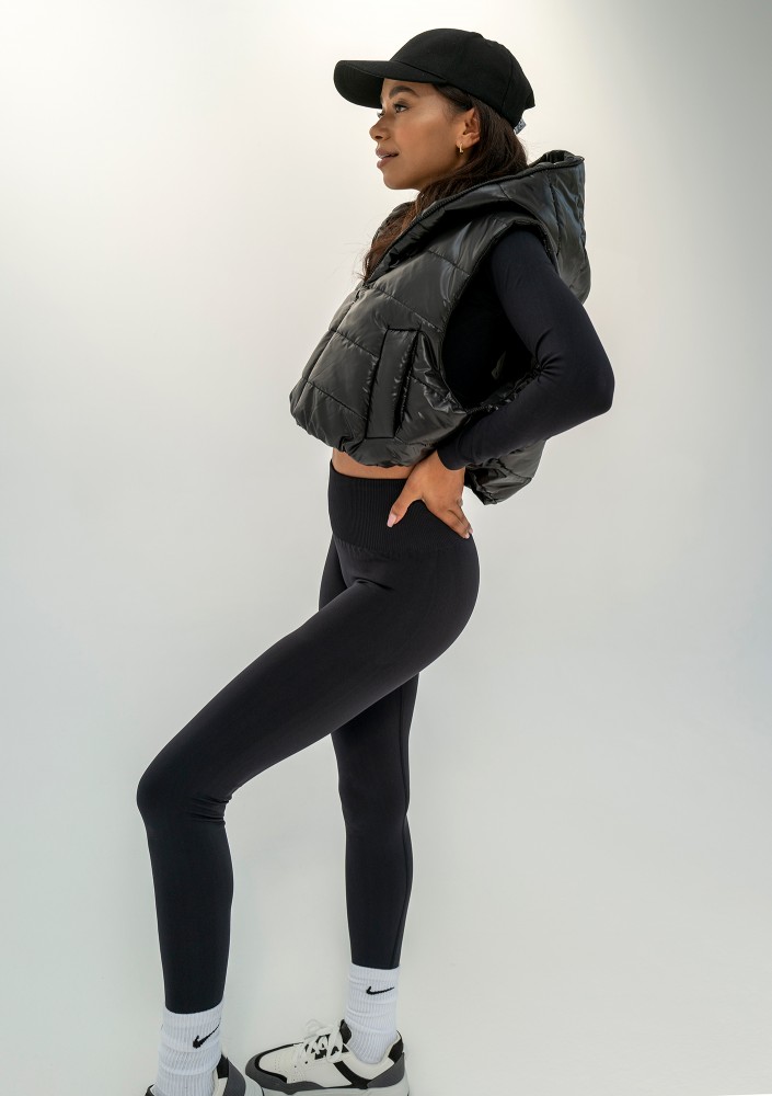Ezzy - Short black quilted sleeveless jacket