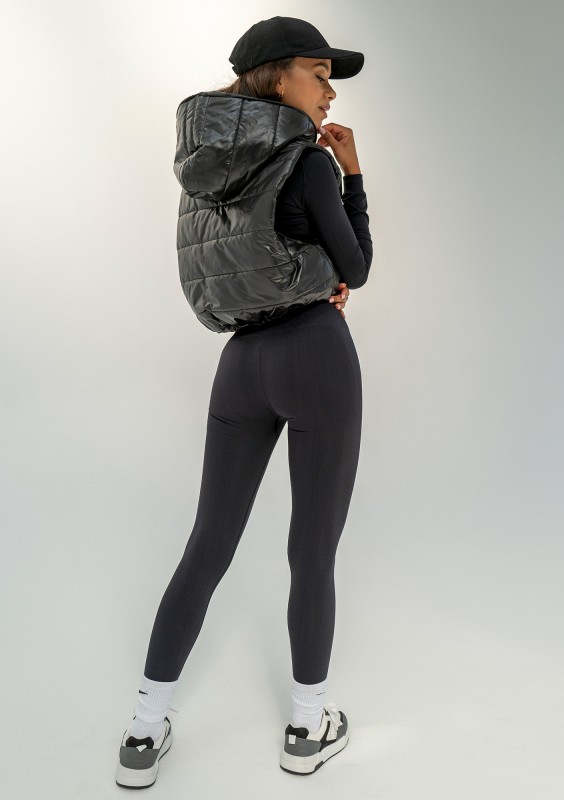 Ezzy - Short black quilted sleeveless jacket