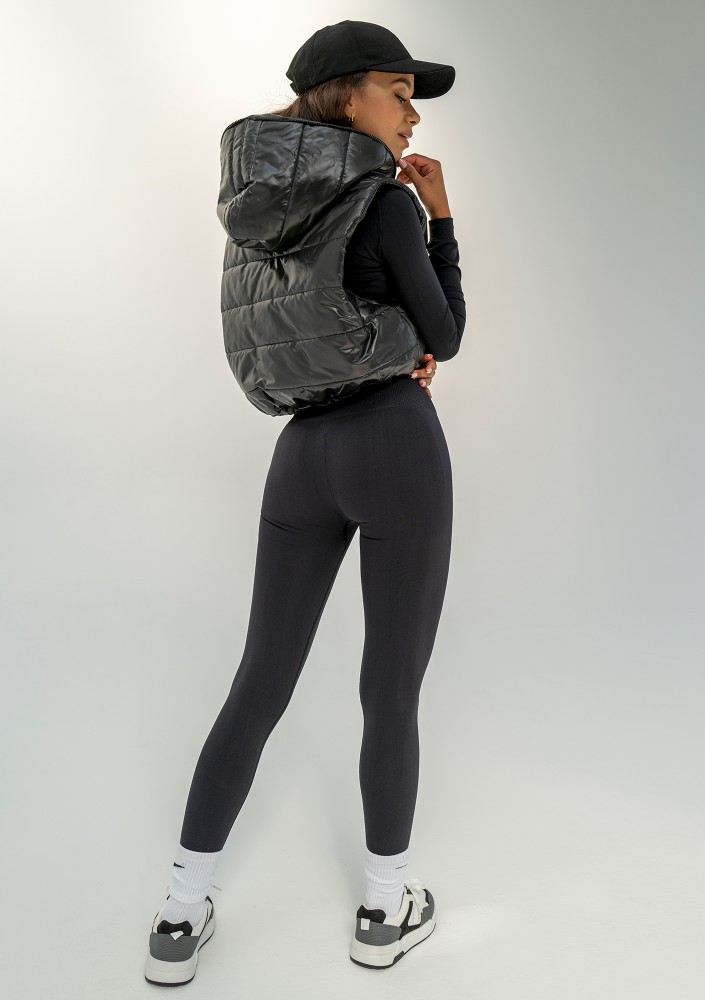 Ezzy - Short black quilted sleeveless jacket