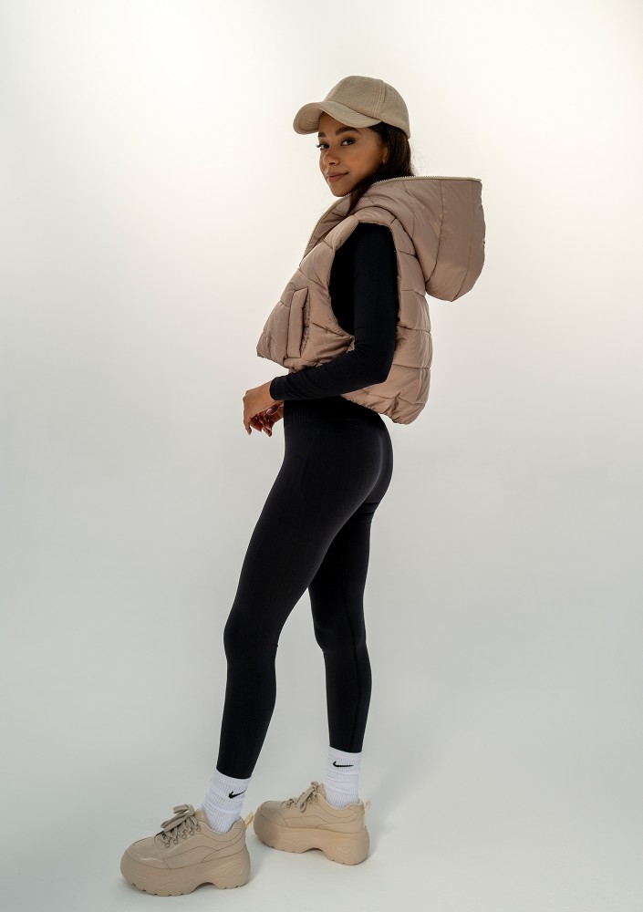 Ezzy - Short black quilted sleeveless jacket