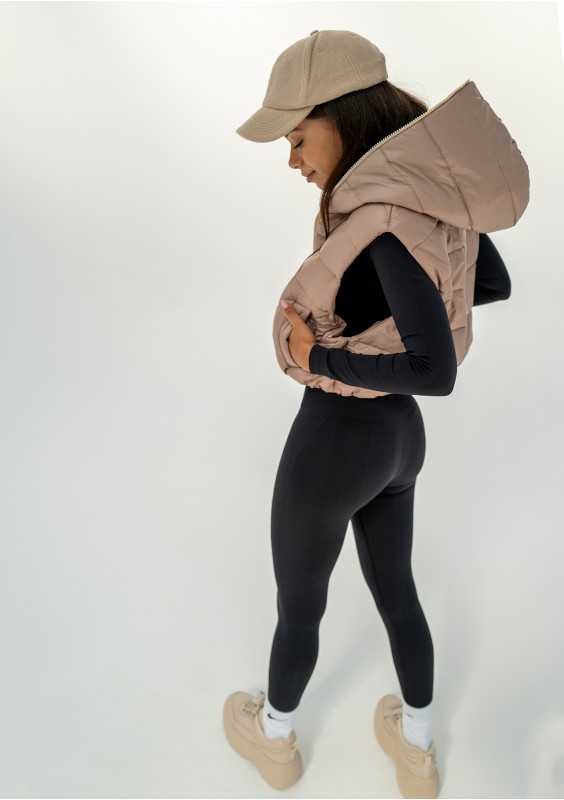 Ezzy - Short black quilted sleeveless jacket