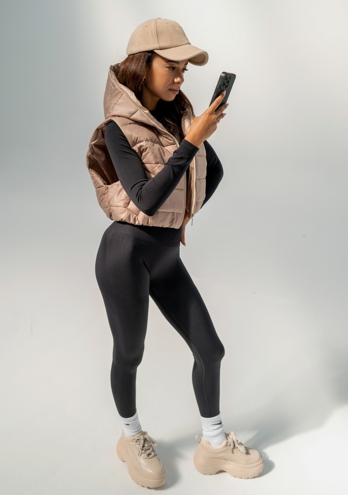 Ezzy - Short black quilted sleeveless jacket