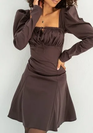 Ginni - Trapezowa sukienka mini z wiązanym dekoltem Brązowa