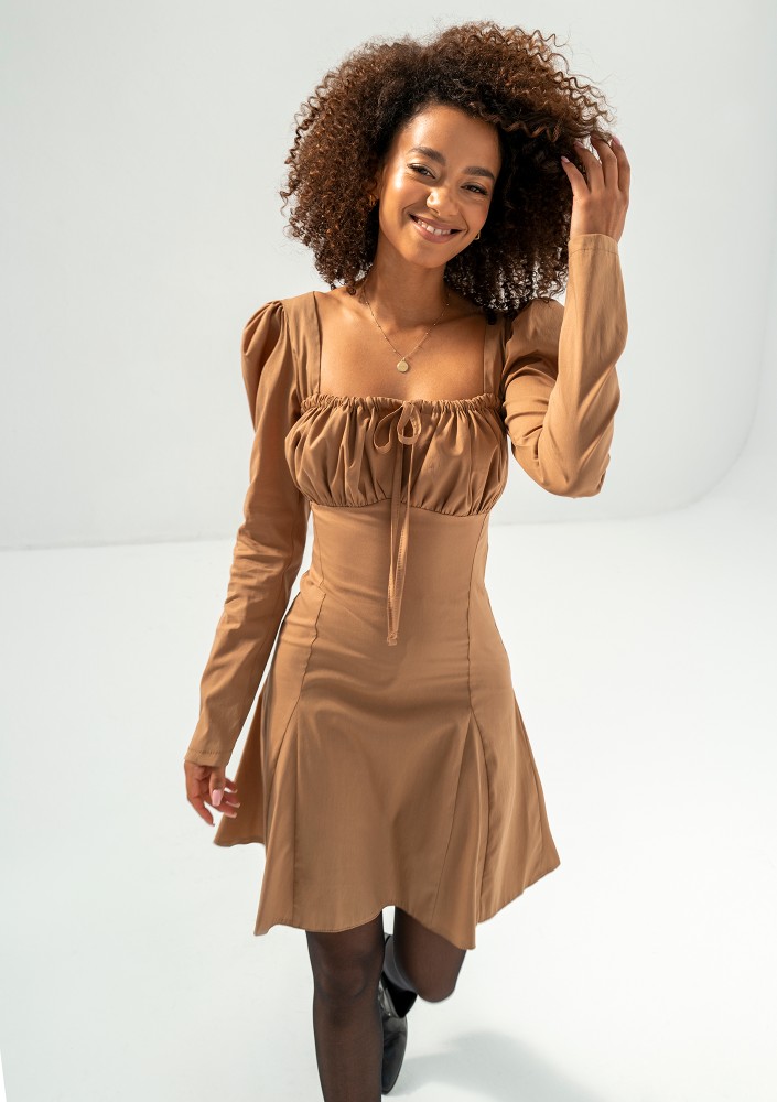 Ginni - Trapezowa sukienka mini z wiązanym dekoltem Musztardowa