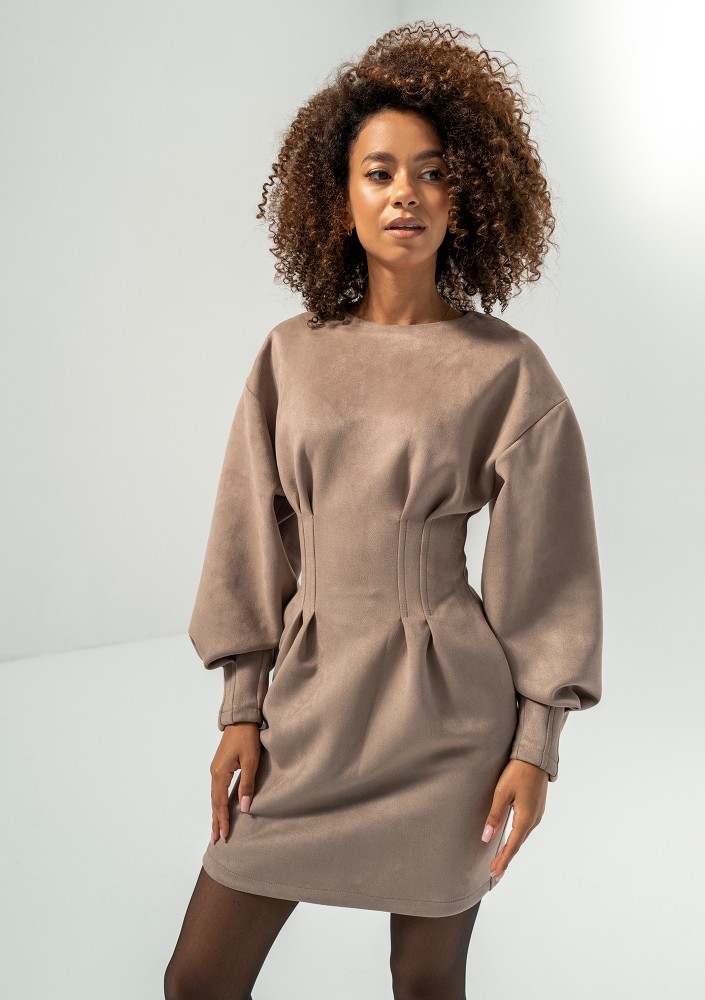 Matea - Ołówkowa sukienka mini z imitacji zamszu Latte