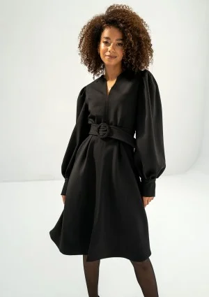 Larisa - Rozkloszowana sukienka z paskiem Czarna