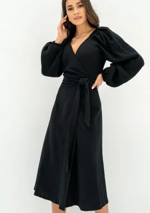 Blanche - Kopertowa sukienka midi z muślinu Czarna