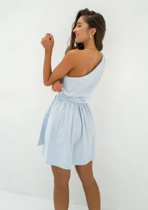 Kori - Sukienka mini na jedno ramię z muślinu Błękitna
