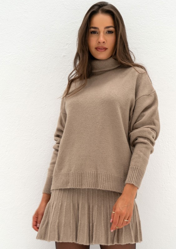 Jesse - Loose beige polo neck sweater