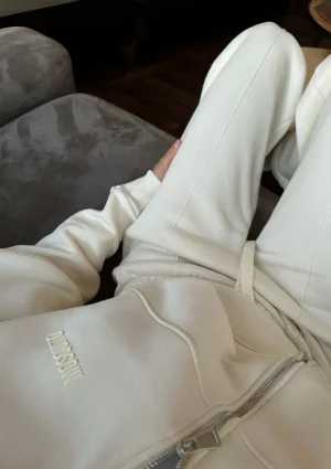 Bailee - Creamy zipped sweatshirt