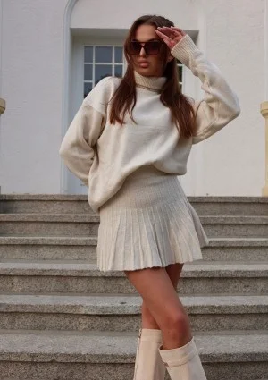 Jesse - Loose beige polo neck sweater