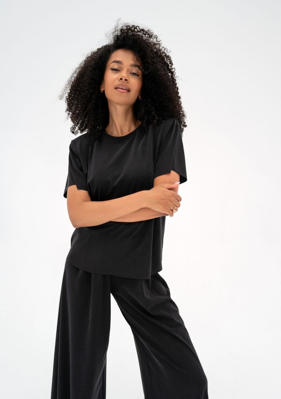 Rebel - Black T-shirt with shoulder pads