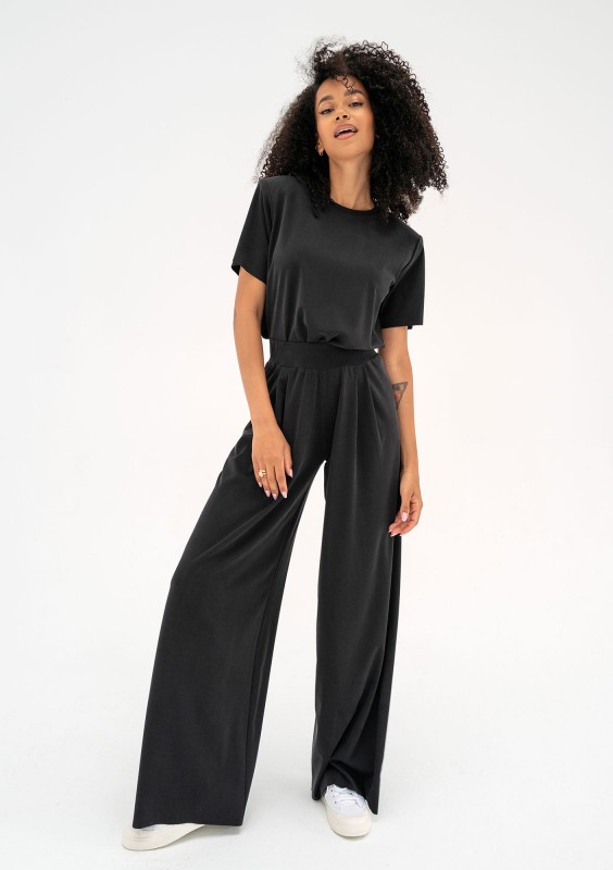 Rebel - Black T-shirt with shoulder pads