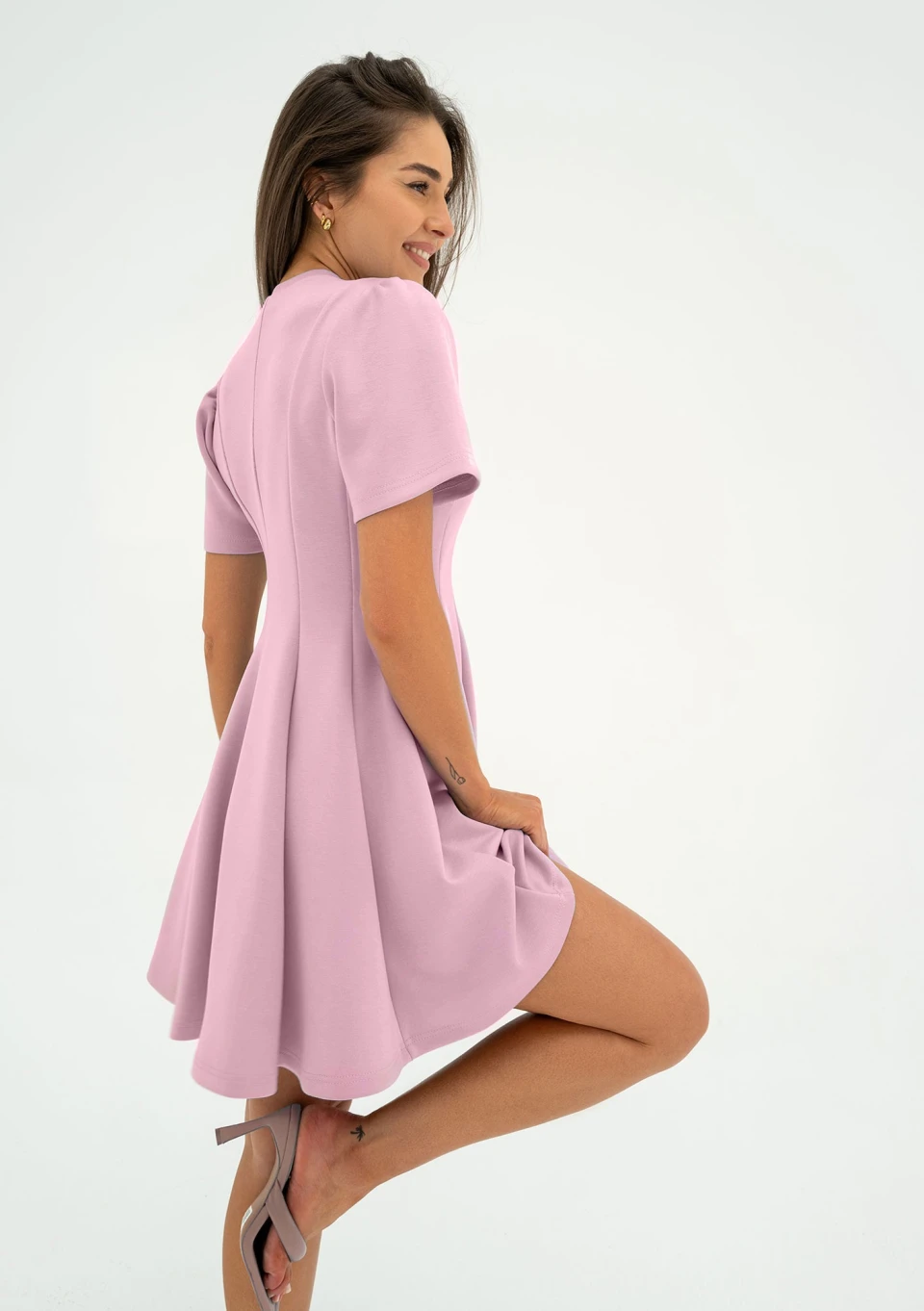 Nela - Rozkloszowana sukienka mini Pudrowa