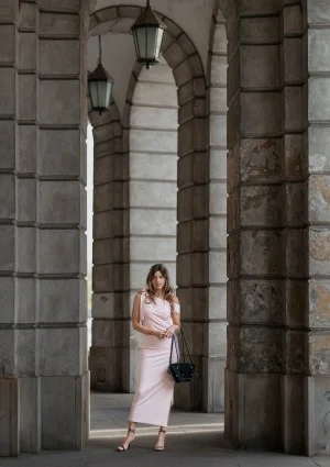 Chiara - Sukienka maxi z wiązaniem Pudrowa