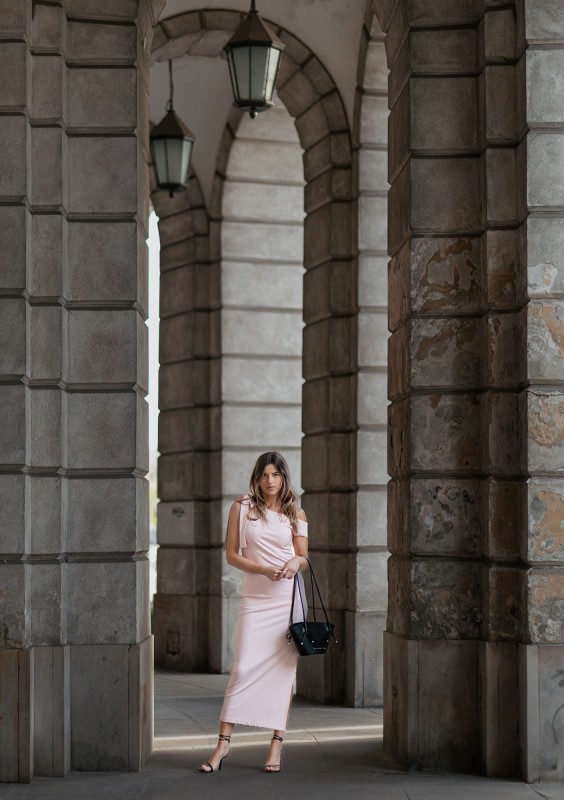 Chiara - Sukienka maxi z wiązaniem Pudrowa