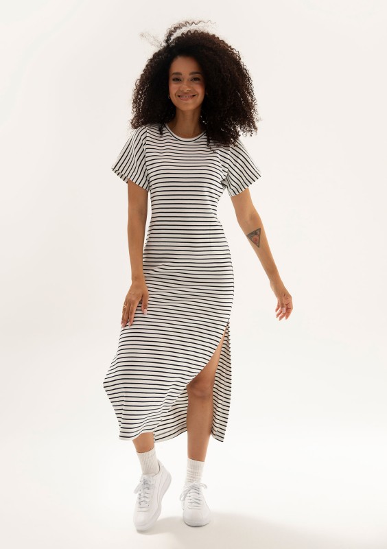 Everyday Dress - T-shirtowa sukienka z taliowaniem w Paski