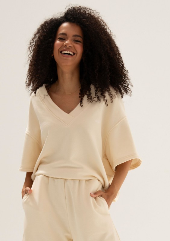 Cozy Flow - Creamy oversized cotton v-neck sweatshirt