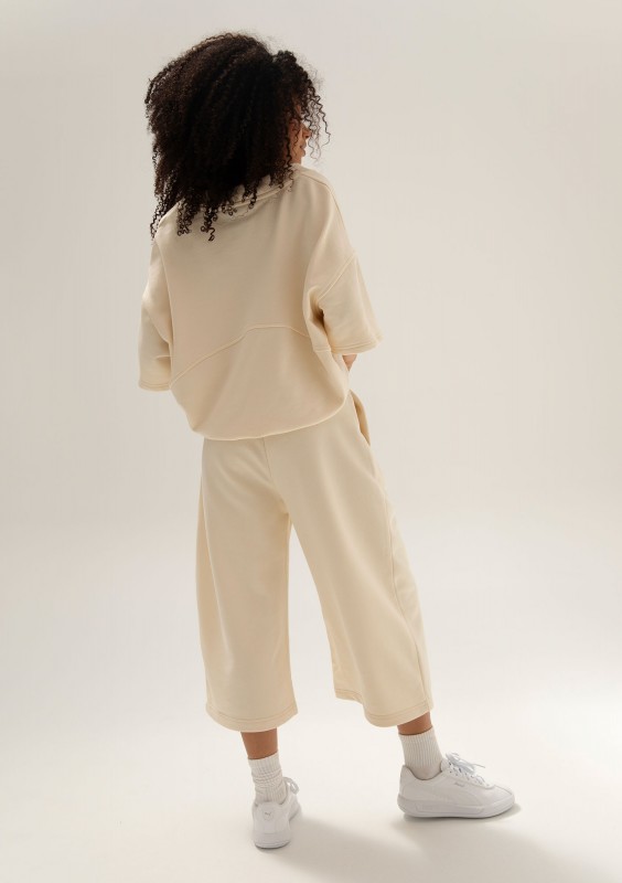 Cozy Flow - Creamy oversized cotton v-neck sweatshirt