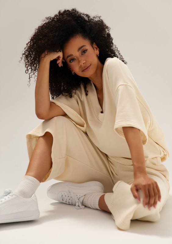 Cozy Flow - Creamy oversized cotton v-neck sweatshirt