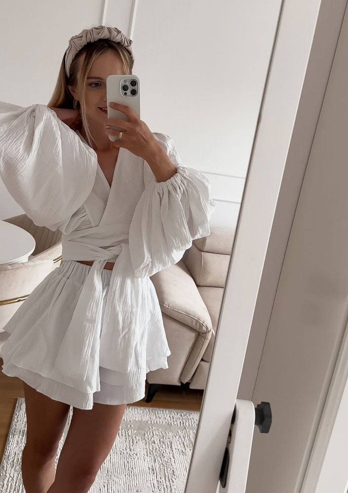 Capri - White muslin frilled shorts