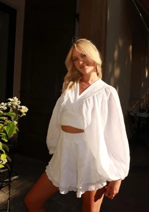 Capri - White muslin frilled shorts