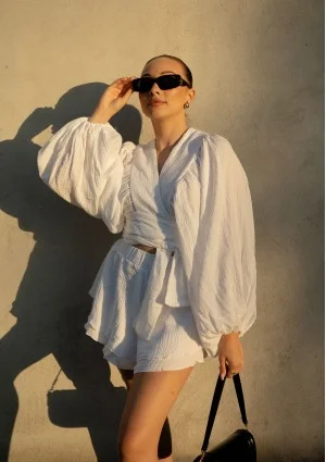 Capri - White muslin frilled shorts