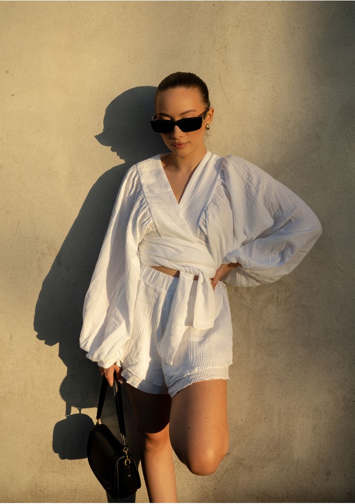 Capri - White muslin frilled shorts