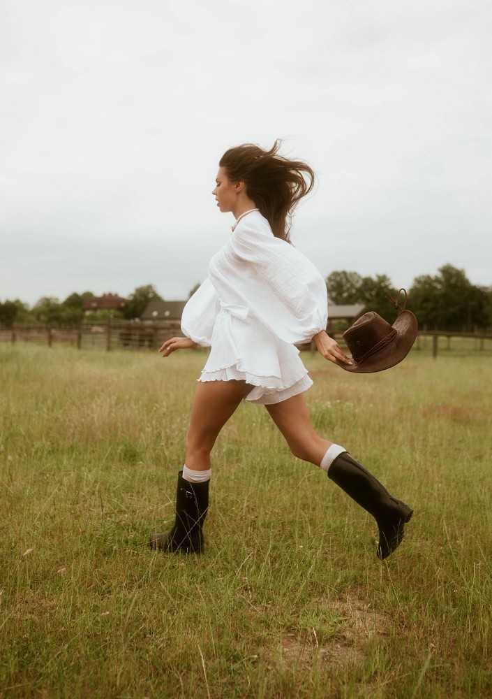 Capri - White muslin frilled shorts