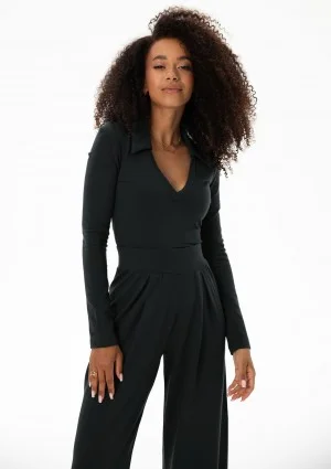 Loren - Black V-necked top