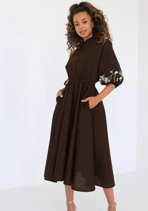 Mabel - Embroidered brown midi dress