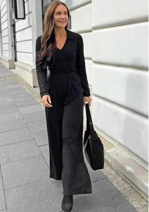 Loren - Black V-necked top