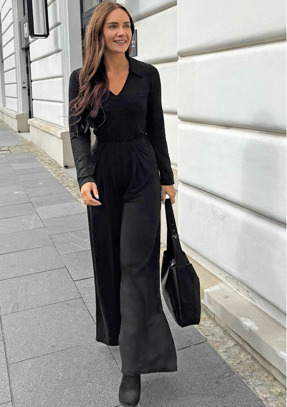 Loren - Black V-necked top