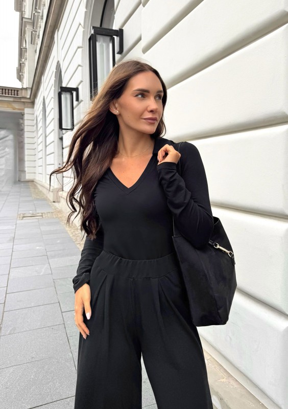 Loren - Black V-necked top