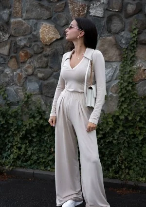 Loren - Beige V-necked top