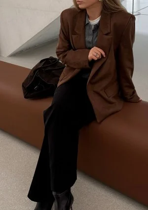 Brune - Elegancka marynarka z imitacji zamszu z paskiem w talii Brązowa