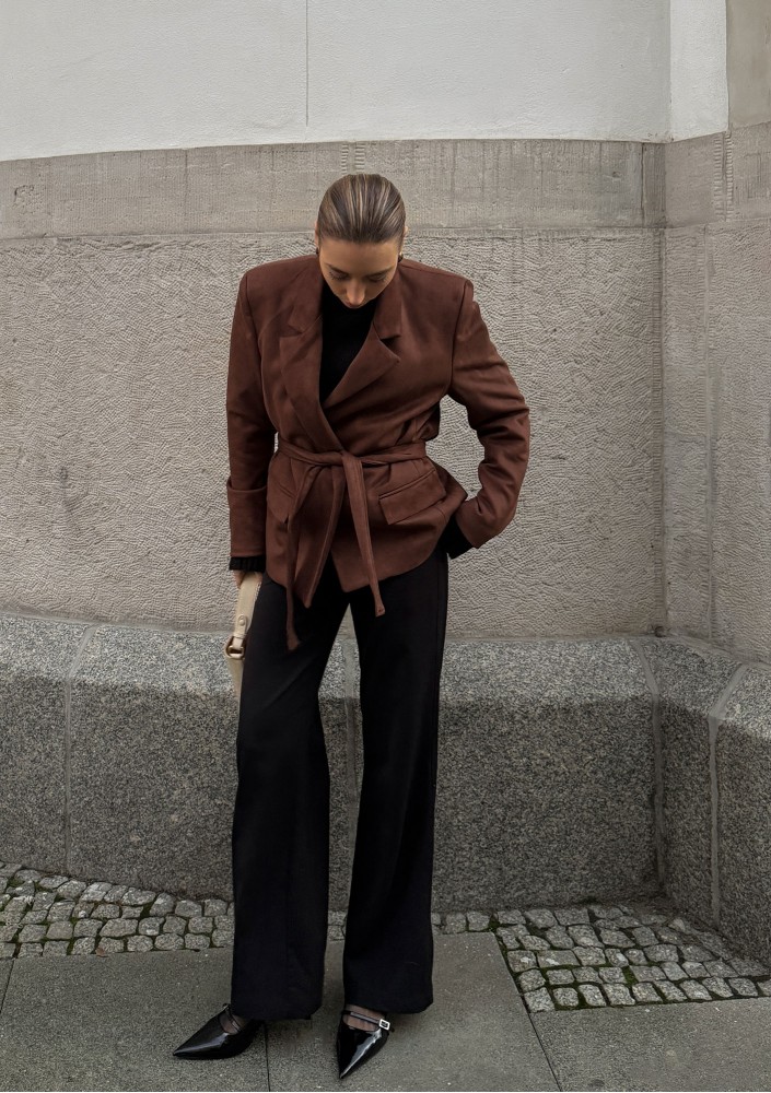 Brune - Elegancka marynarka z imitacji zamszu z paskiem w talii Brązowa