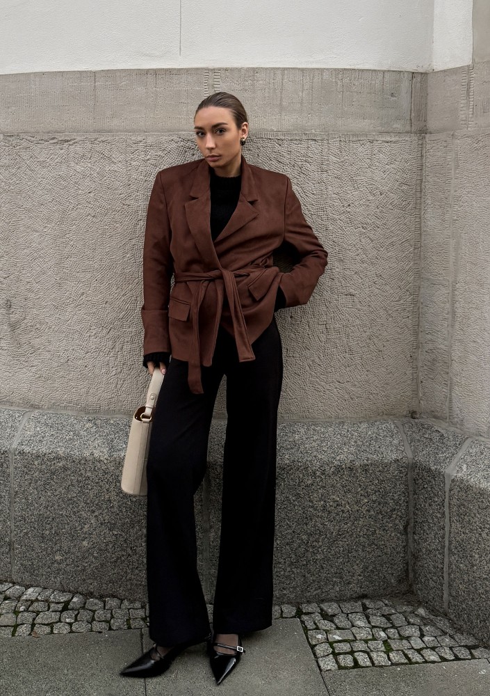 Brune - Elegancka marynarka z imitacji zamszu z paskiem w talii Brązowa