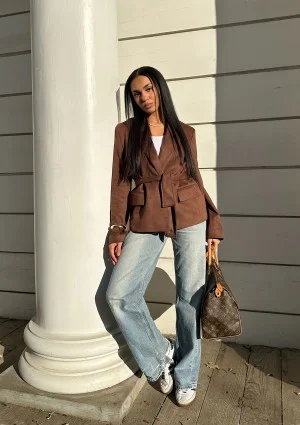 Brune - Elegancka marynarka z imitacji zamszu z paskiem w talii Brązowa