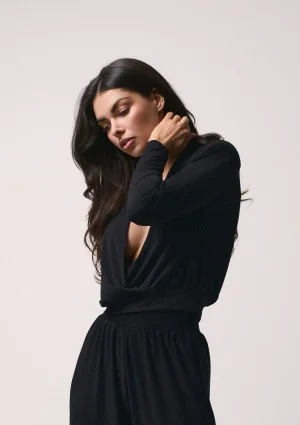 Criss - Black wrap top with elegant shoulder pads