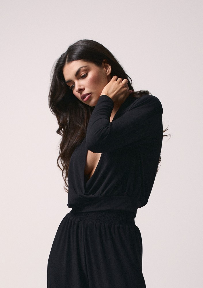 Criss - Black wrap top with elegant shoulder pads