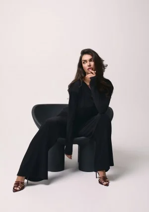 Drape - Black top with elegant shoulder pads