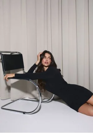 Nera - Kopertowa czarna sukienka mini z poduszkami