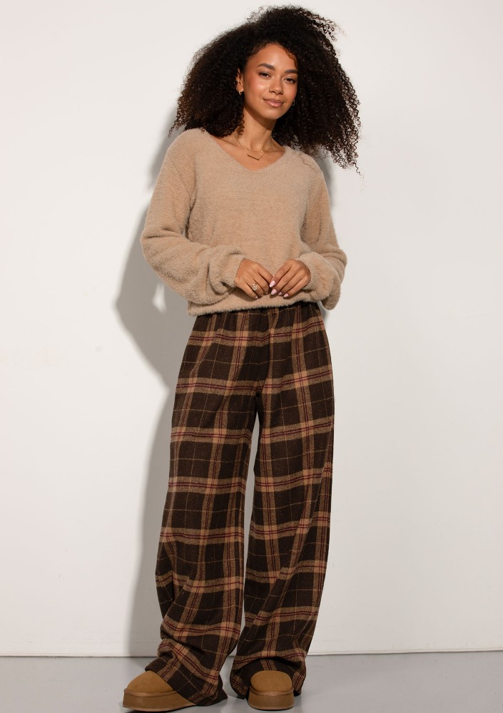 Plush - Latte beige luffy sweater with a ''V'' neckline