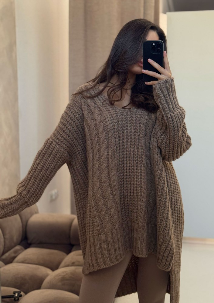 Lofty Long – Długi sweter oversize o grubym splocie z warkoczem Latte