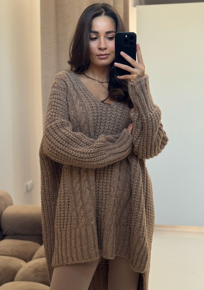 Lofty Long – Długi sweter oversize o grubym splocie z warkoczem Latte