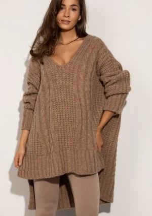 Lofty Long – Długi sweter oversize o grubym splocie z warkoczem Latte